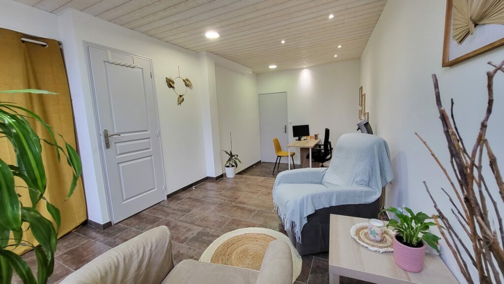 Vue d'ensemble du cabinet de Blain, avec le coin consultation et le bureau au fond de la pièce